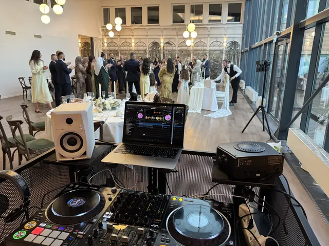 DJ-bordet vid dansgolvet på La Casa Verde i Göteborg under ett bröllop