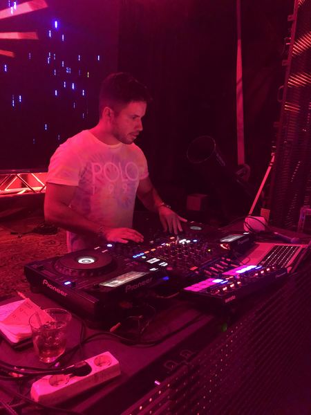 DJ bakom skivorna under en kväll