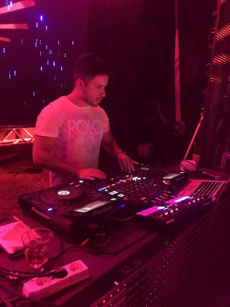 DJ bakom skivorna under en kväll