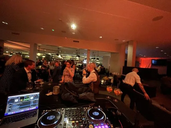 Gäster som minglar på ett event