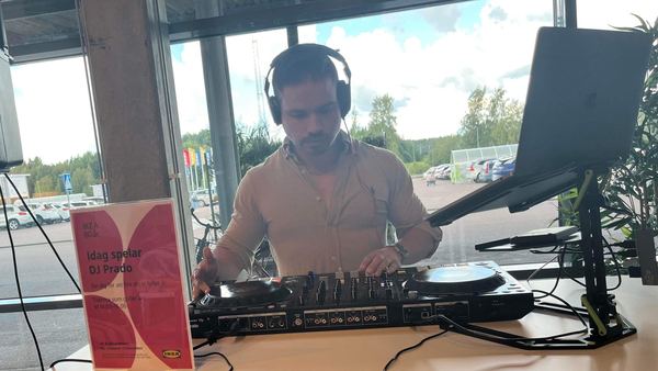 DJ Prado spelar på ett företagsevent