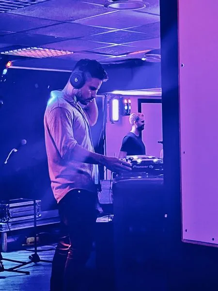 DJ Prado bakom skivorna