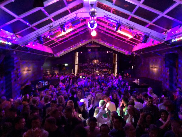 Fullsatt lokal med dansande gäster