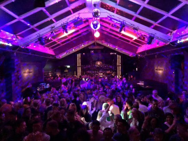 Fullsatt lokal med dansande gäster