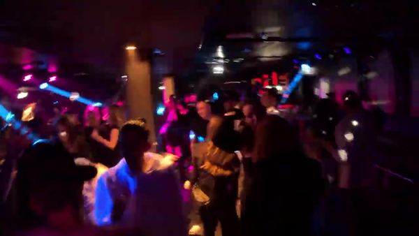 Fullsatt lokal med publik