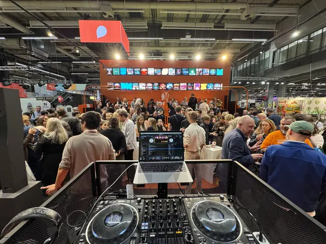 Utsikt från DJ-bordet över Storytels monter under Bokmässan på Svenska Mässan i Göteborg