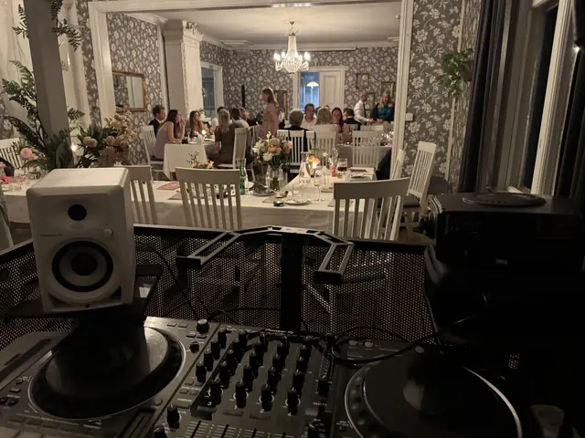 DJ-bordet framför bröllopsmiddagen på Trankärrsgården i Kungälv