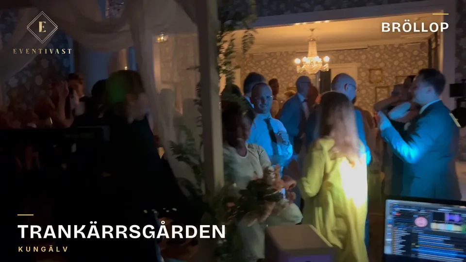 Fullt dansgolv p&aring; ett br&ouml;llop p&aring; Trank&auml;rrsg&aring;rden i Kung&auml;lv