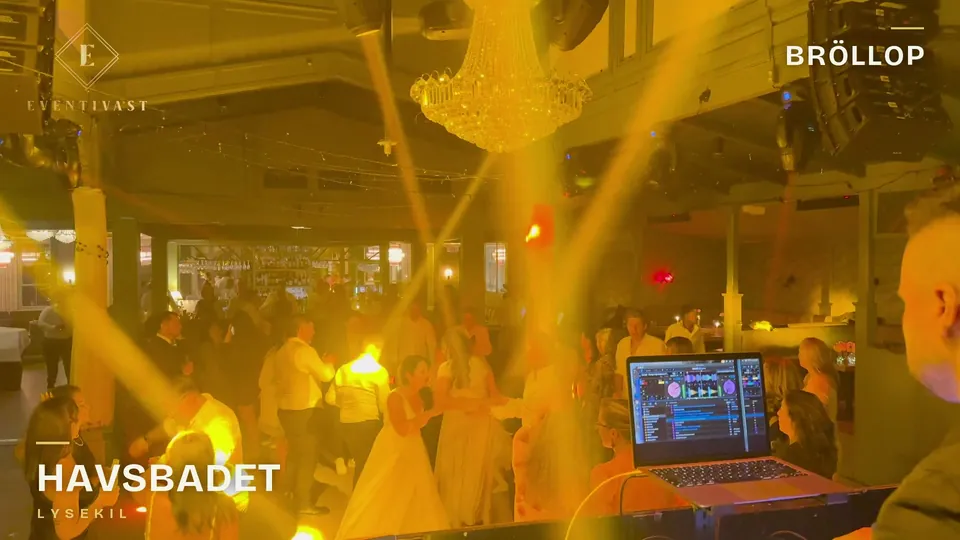Fullt dansgolv p&aring; ett br&ouml;llop p&aring; Havsbadet i Lysekil, sett fr&aring;n DJ-b&aring;set
