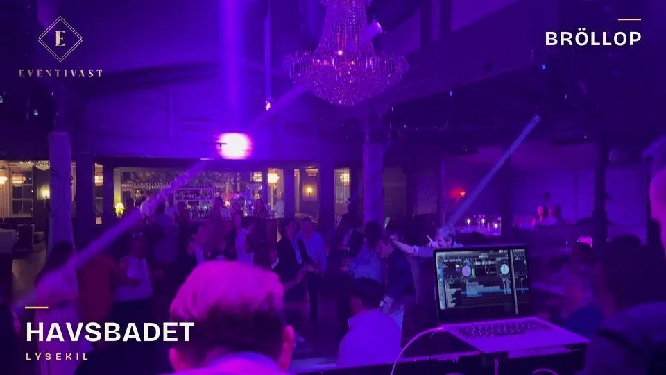 G&auml;ster dansar framf&ouml;r DJ-b&aring;set p&aring; ett br&ouml;llop p&aring; Havsbadet i Lysekil