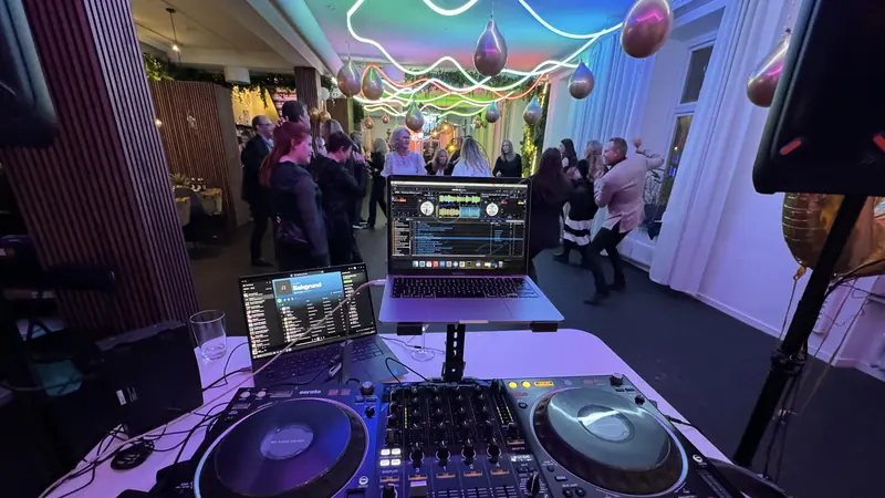 DJ-bordet och dansgolvet under en privat fest Inom Vallgraven i Göteborg