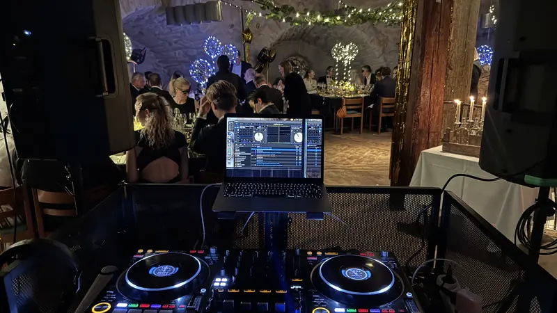 DJ-bordet under stenvalven på Skansen Lejonet i Göteborg under en 50-årsfest