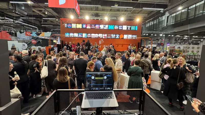 Storytels fullsatta monter under Bokmässan på Svenska Mässan i Göteborg, sett från DJ-bordet