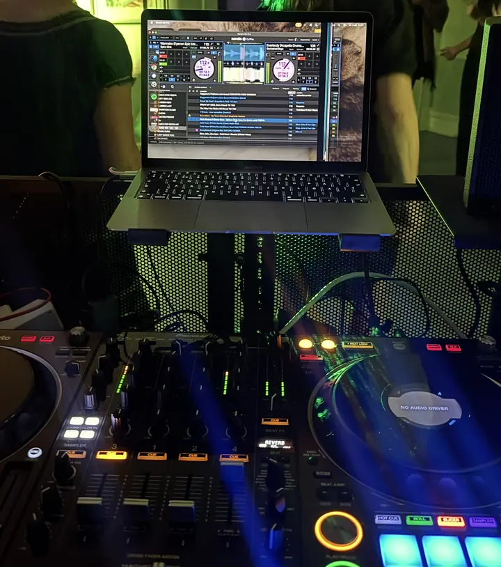 DJ-bordet med kontroller och dator på Ågården i Lerum