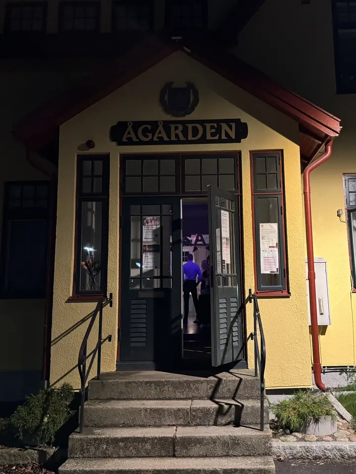 Entrén till Ågården i Lerum en kväll med fest
