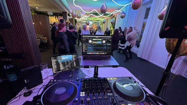 DJ-bordet och dansgolvet under en privat fest Inom Vallgraven i Göteborg